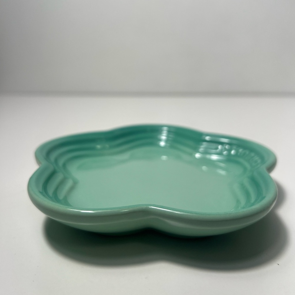 Le Creuset Stoneware Flower Petal Scalloped Trinket Dish Plate Tray - Picture 4 of 11